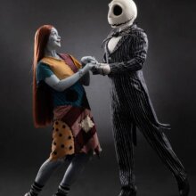 Jack Skellington und Sally halten sich an den Händen und schauen sich dabei an