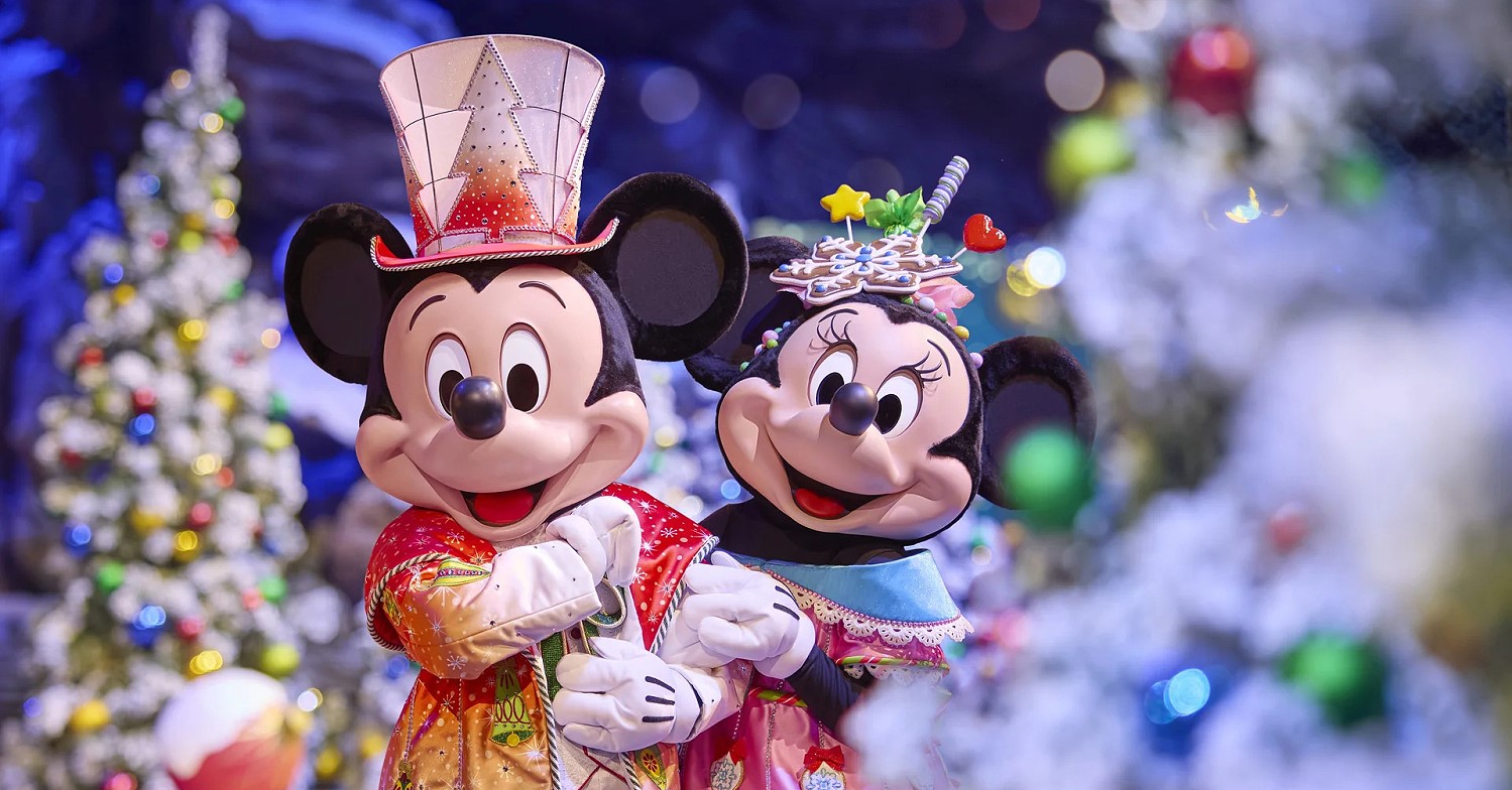 Mickey und Minnie zu Weihnachten Mickey Mouse und Minnie Mouse Arm in Arm in weihnachtlichen Outfits