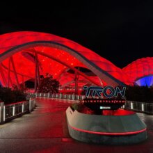 Tron Lightcycle Run mit roter Beleuchtung