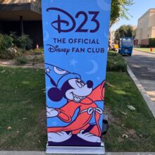 D23 Fan Club Rollup mit Mickey Maus vor der Studio Tour