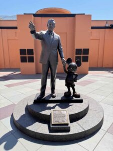 Die aktuellste Kopie der Partnerstatue gegenüber des Team Disney Buildings