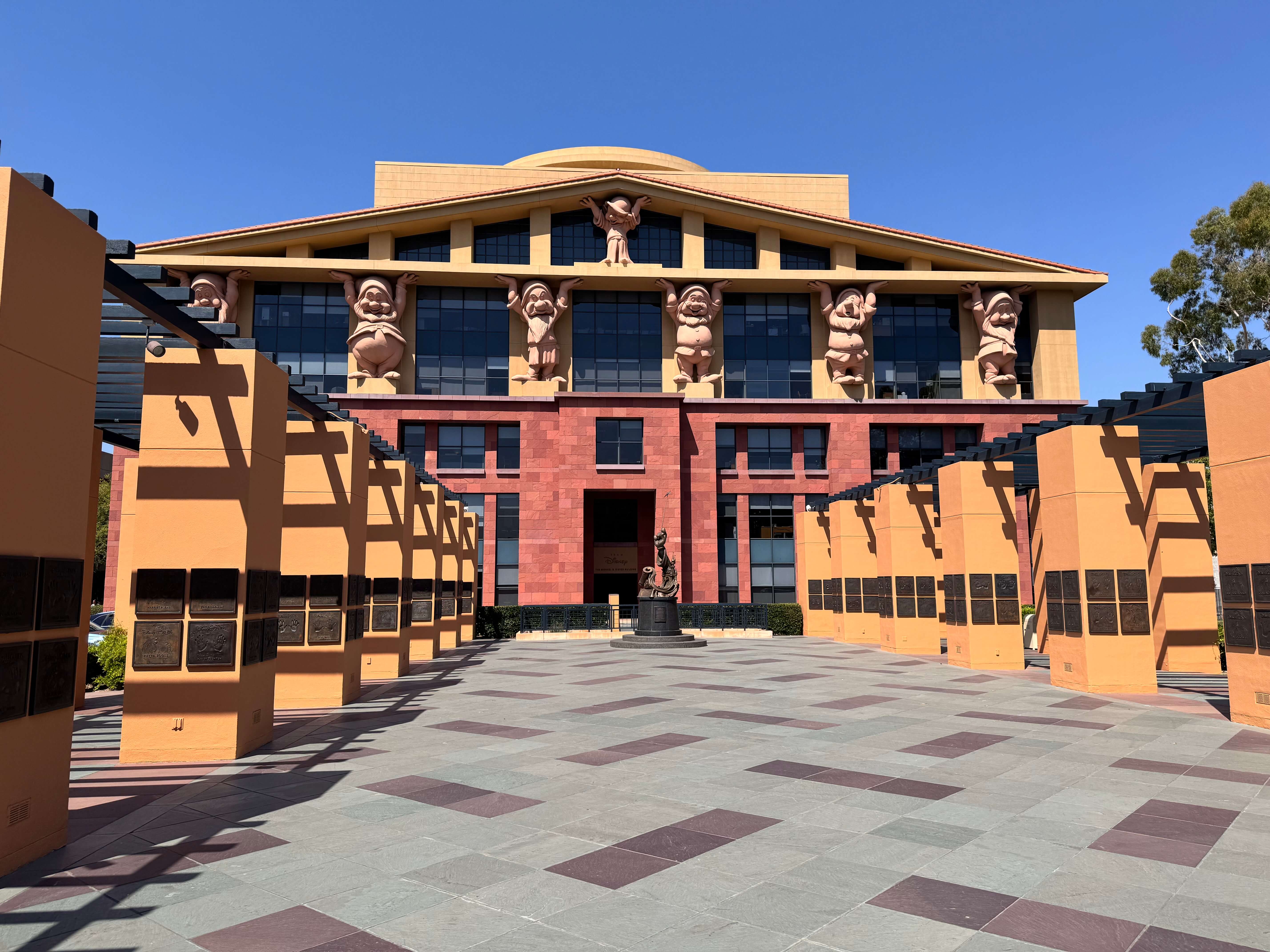 Das Team Disney Building mit den bekannten sieben Zwergen an den Gebäudesäulen