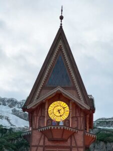 Der Eingang zu Frozen Ever After mit der Turmuhr, die zur vollen Stunde die Figuren animieren lässt