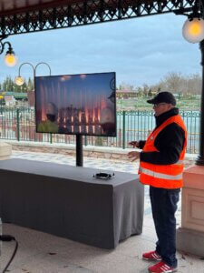 Ben Spalding erläutert die kommende Abendshow am Adventure Lake