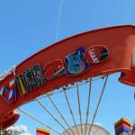 Eingangsschild des Disney Village bei strahlendem Himmel