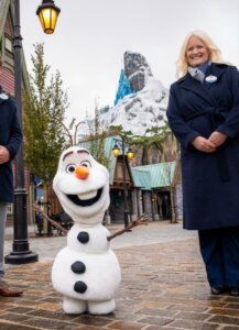 Olaf Animatronic mit Natacha Rafalski in der World of Frozen
