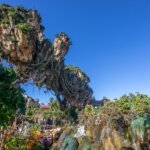 Floating Mountains vor strahlend blauem Himmel in Pandora - The World of Avatar