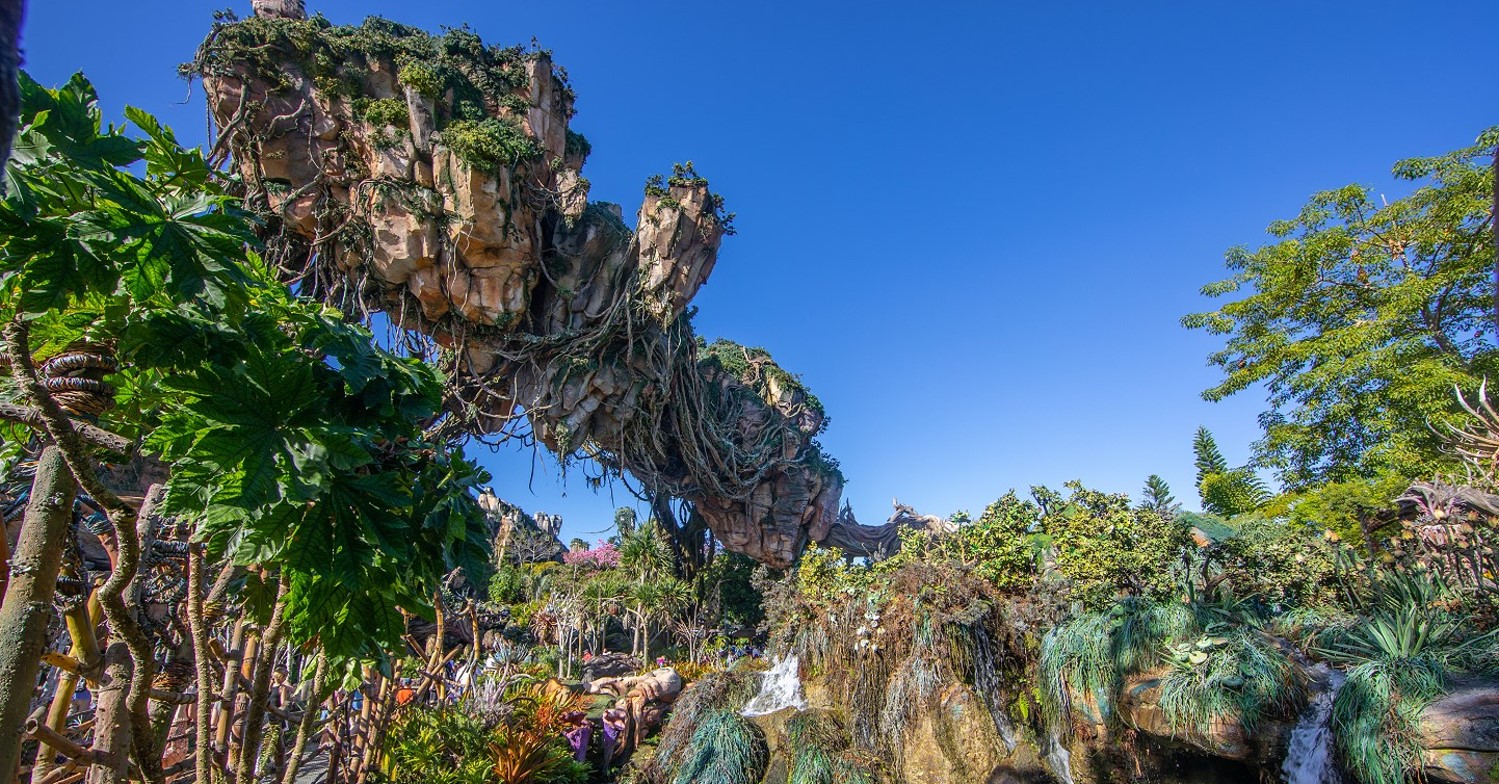 Floating Mountains vor strahlend blauem Himmel in Pandora - The World of Avatar