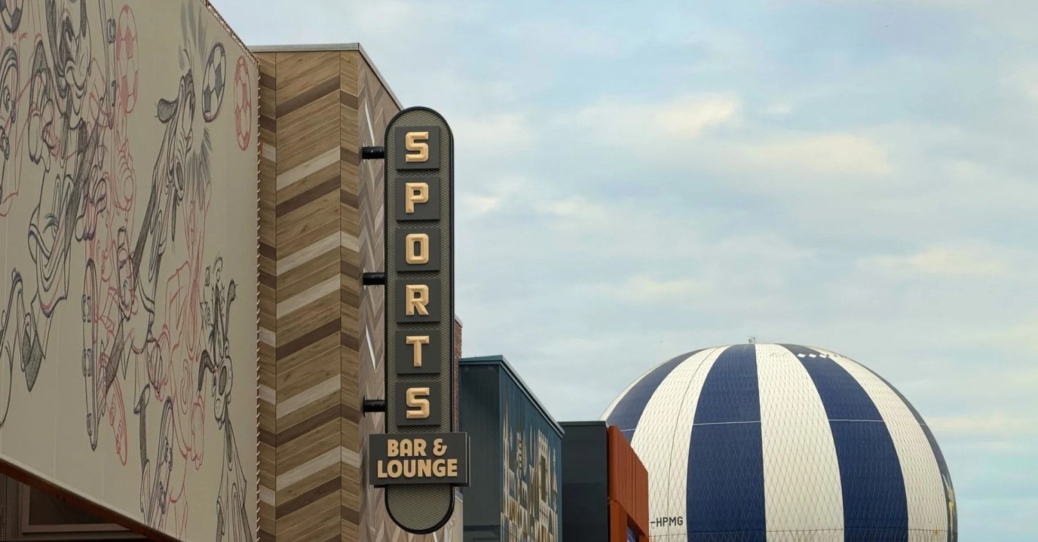 Außenansicht der neuen Sports Bar & Lounge im Disney Village