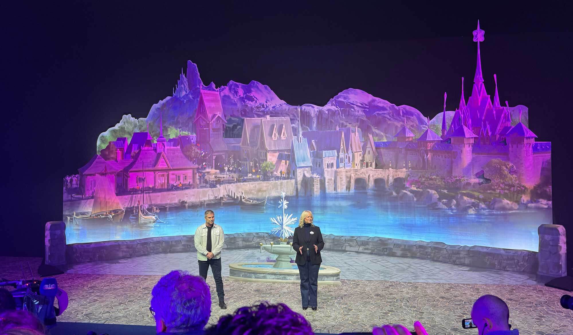 Bruce Vaughn (Chief Creative Officer, Walt Disney Imagineering) und Natacha Rafalski (Präsidentin Disneyland Paris)