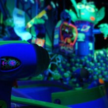 Eine Szene aus der interaktiven Dark Ride Attraktion Buzz Lightyear Laser Blast in Disneyland Paris