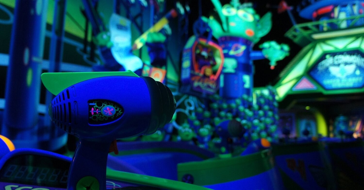 Eine Szene aus der interaktiven Dark Ride Attraktion Buzz Lightyear Laser Blast in Disneyland Paris
