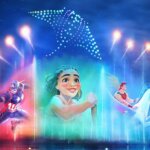 Disney Cascade of Lights - Wasser wird als Projektionsfläche genutzt. Zu sehen sind Captain America, Viana und Herkules