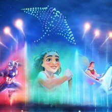 Disney Cascade of Lights - Wasser wird als Projektionsfläche genutzt. Zu sehen sind Captain America, Viana und Herkules