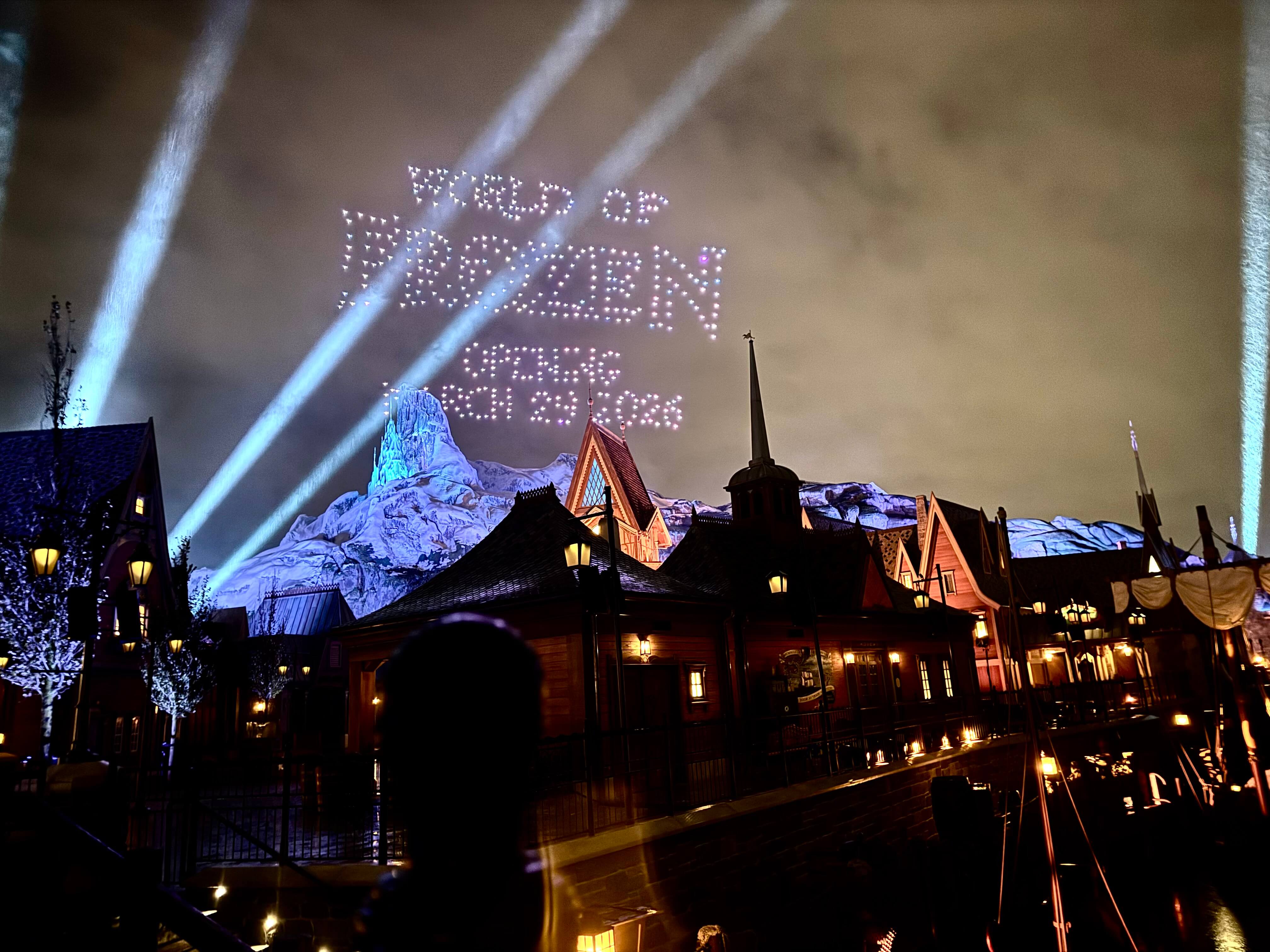 Mithilfe von Drohnen wird über der zukünftigen World of Frozen das Eröffnungsdatum 29.03.2026 in den Abendhimmel projiziert