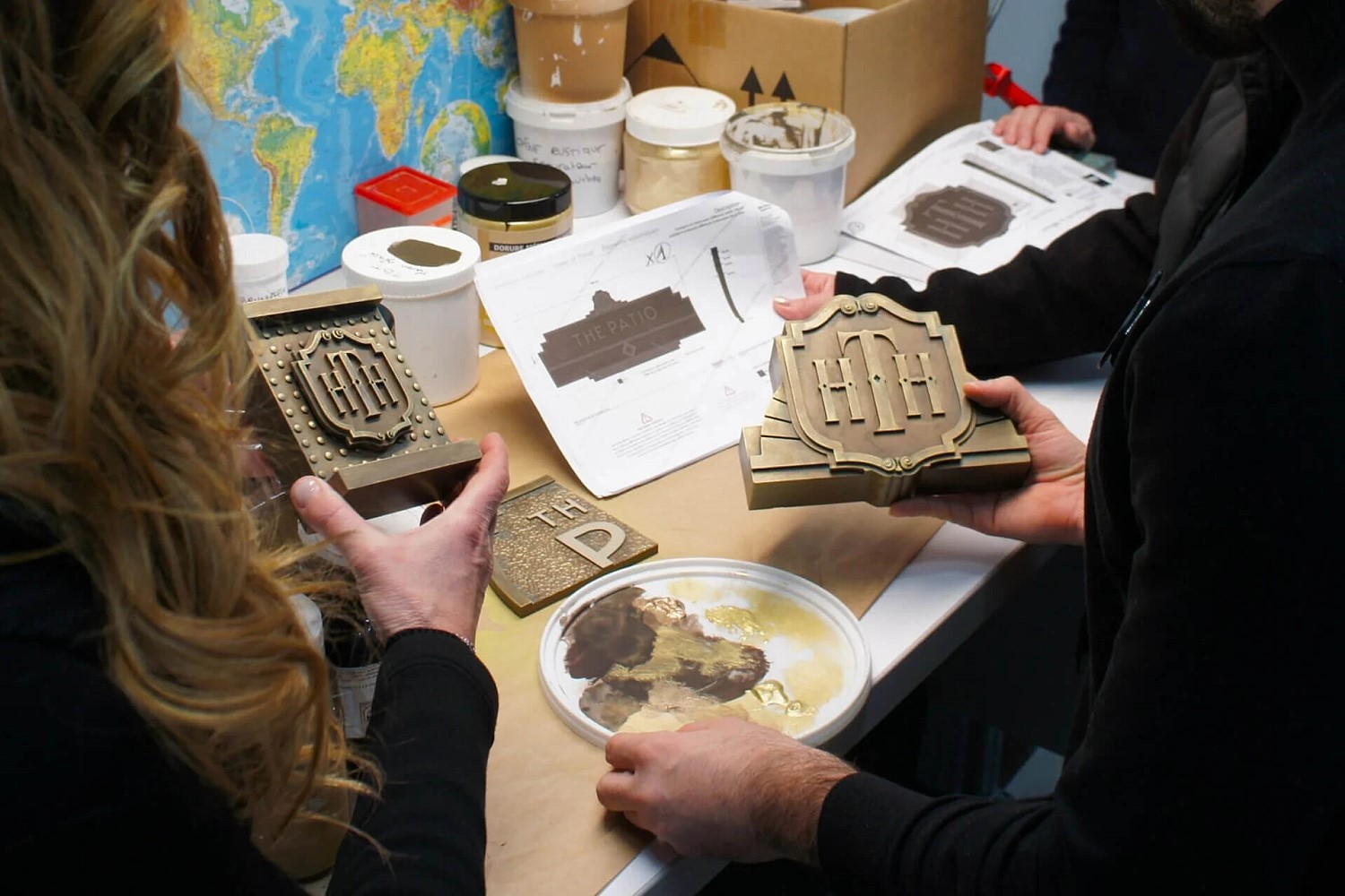 Neue Dekoelemente Tower of Terror Cast Member bei der Gestaltung neuer Deko-Elemente für die erweiterte Warteschlange am Tower of Terror