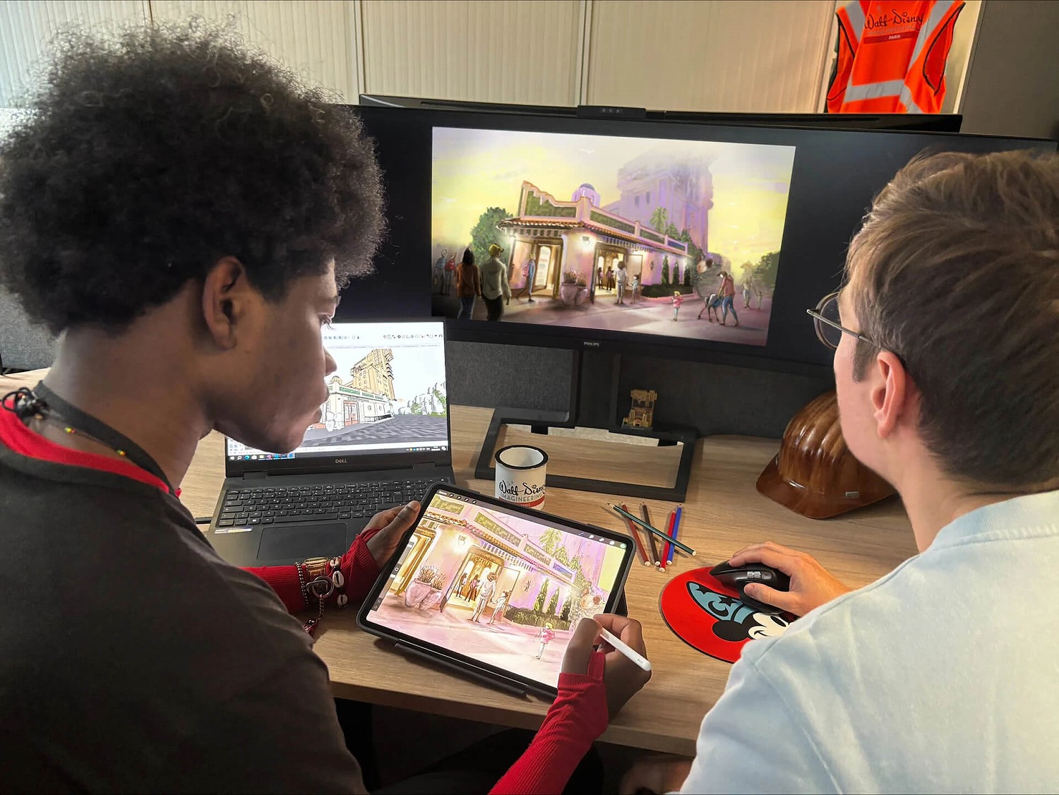 Neuer Shop am Tower Zwei Cast Member tüfteln an PC und Tablet an der Gestaltung des neuen Shops