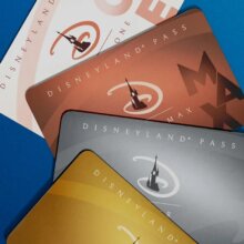 Grafik mit den vier Jahreskartenmodellen von Disneyland Paris vor blauem Hintergrund