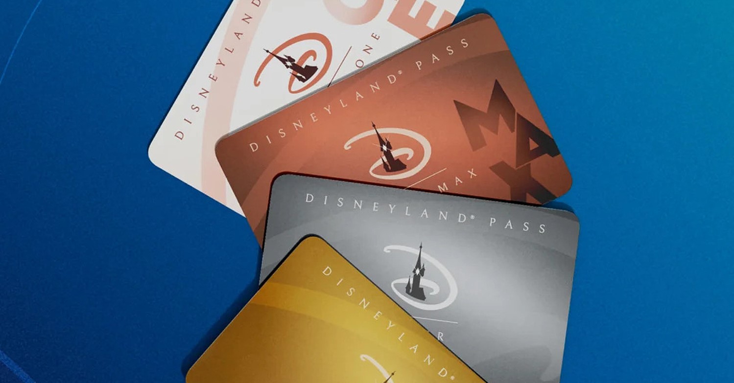 Grafik mit den vier Jahreskartenmodellen von Disneyland Paris vor blauem Hintergrund