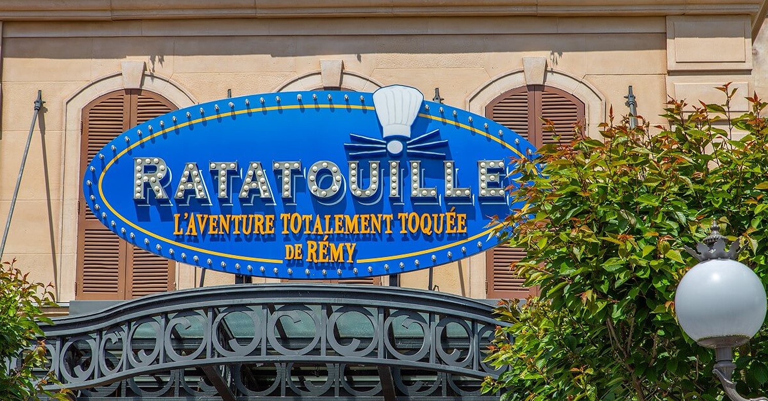 Ratatouille Disneyland Paris Blaues Attraktionsschild für Ratatouille – der I-Punkt ist dabei wie eine Rattennase mit Kochmütze gestaltet