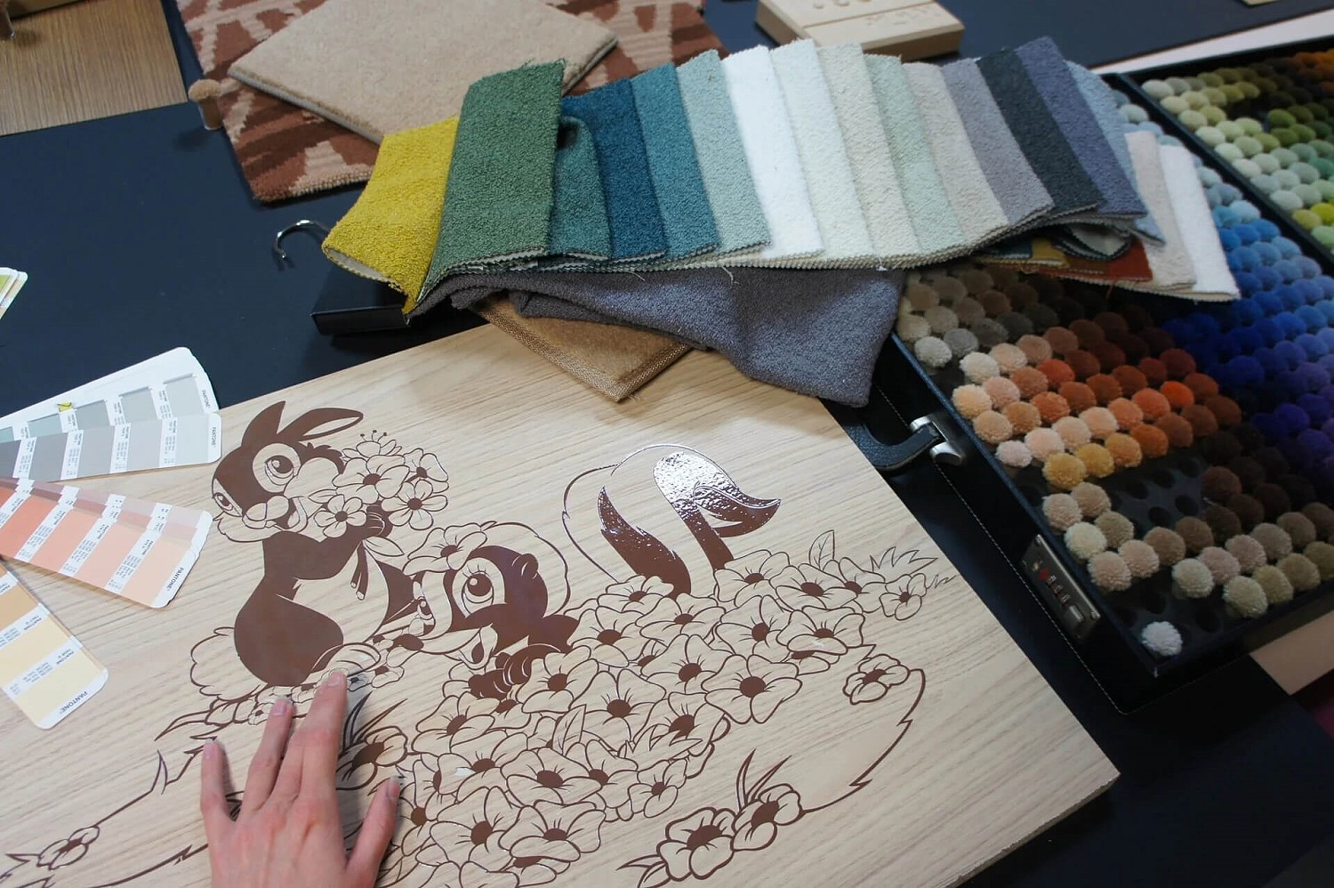 Gestaltung eines Deko-Elements mit Klopfer und Blume für die neue Sequoia Lodge. Gestaltung eines Deko-Elements mit Klopfer und Blume für die neue Sequoia Lodge. Außerdem sind Stoff- und Farbmuster zu sehen.