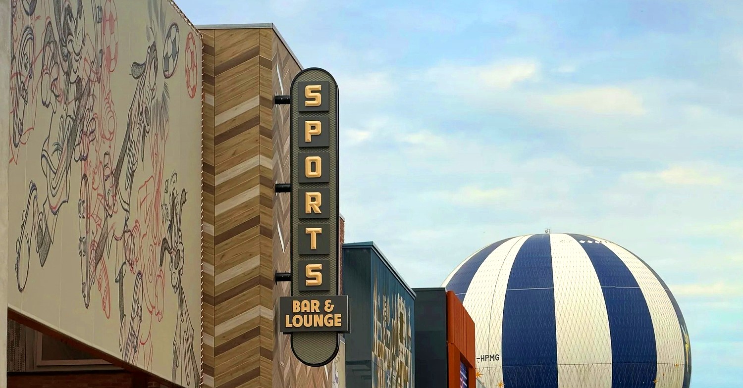 Sports Bar and Lounge Blick auf die Fassade der Sports Bar & Lounge, im Hintergrund PanoraMagique