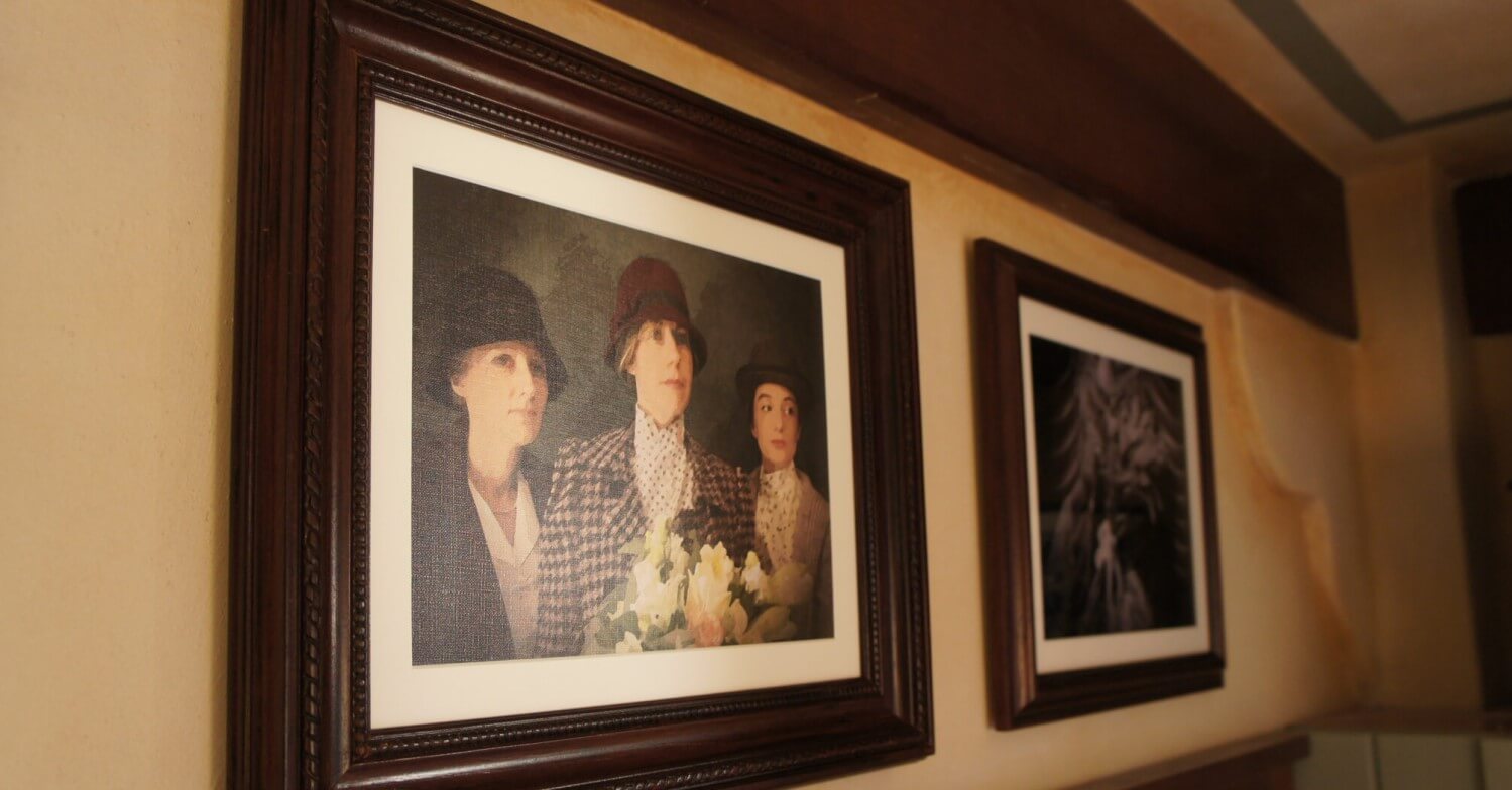 Drei Schwestern Dunkelbraun gerahmtes Wandbild mit einem Portrait dreier Damen