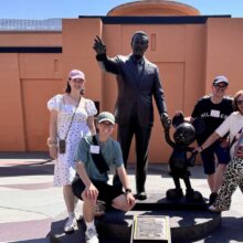 Erinnerungsfoto an der Partnerstatue in den Walt Disney Studios Burbank