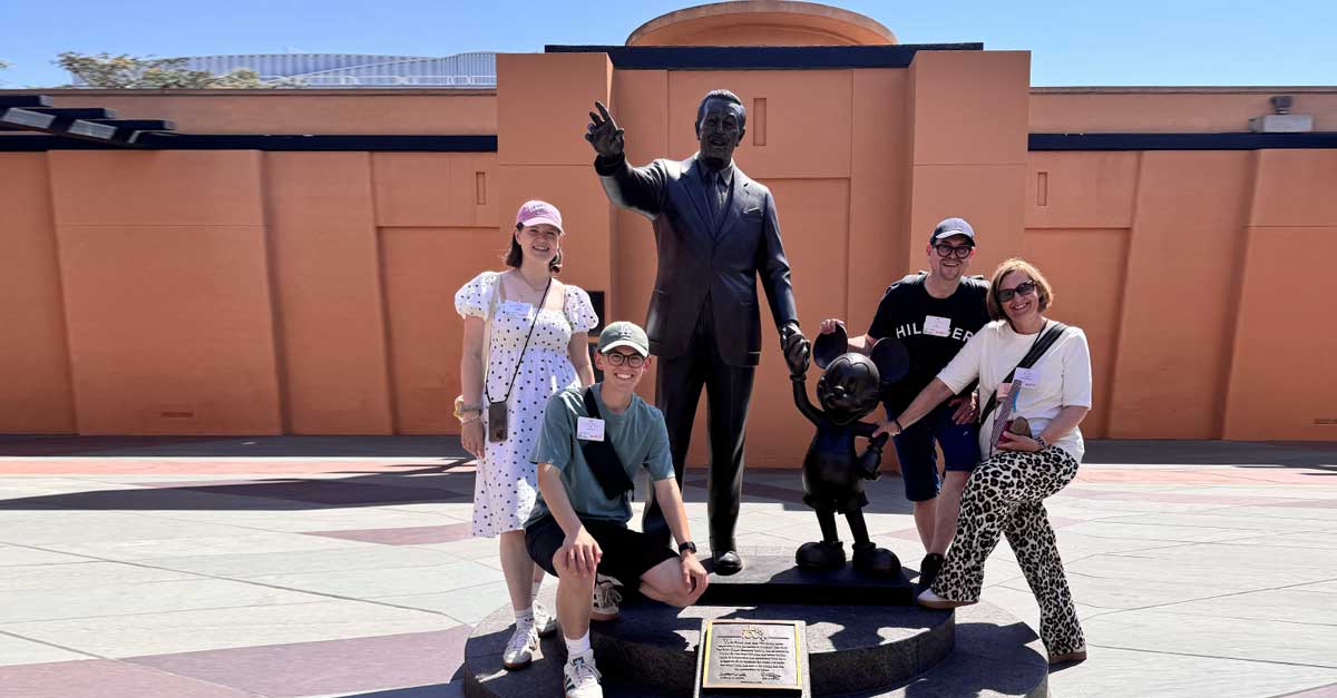 Erinnerungsfoto an der Parnerstatue in den Walt Disney Studios Burbank