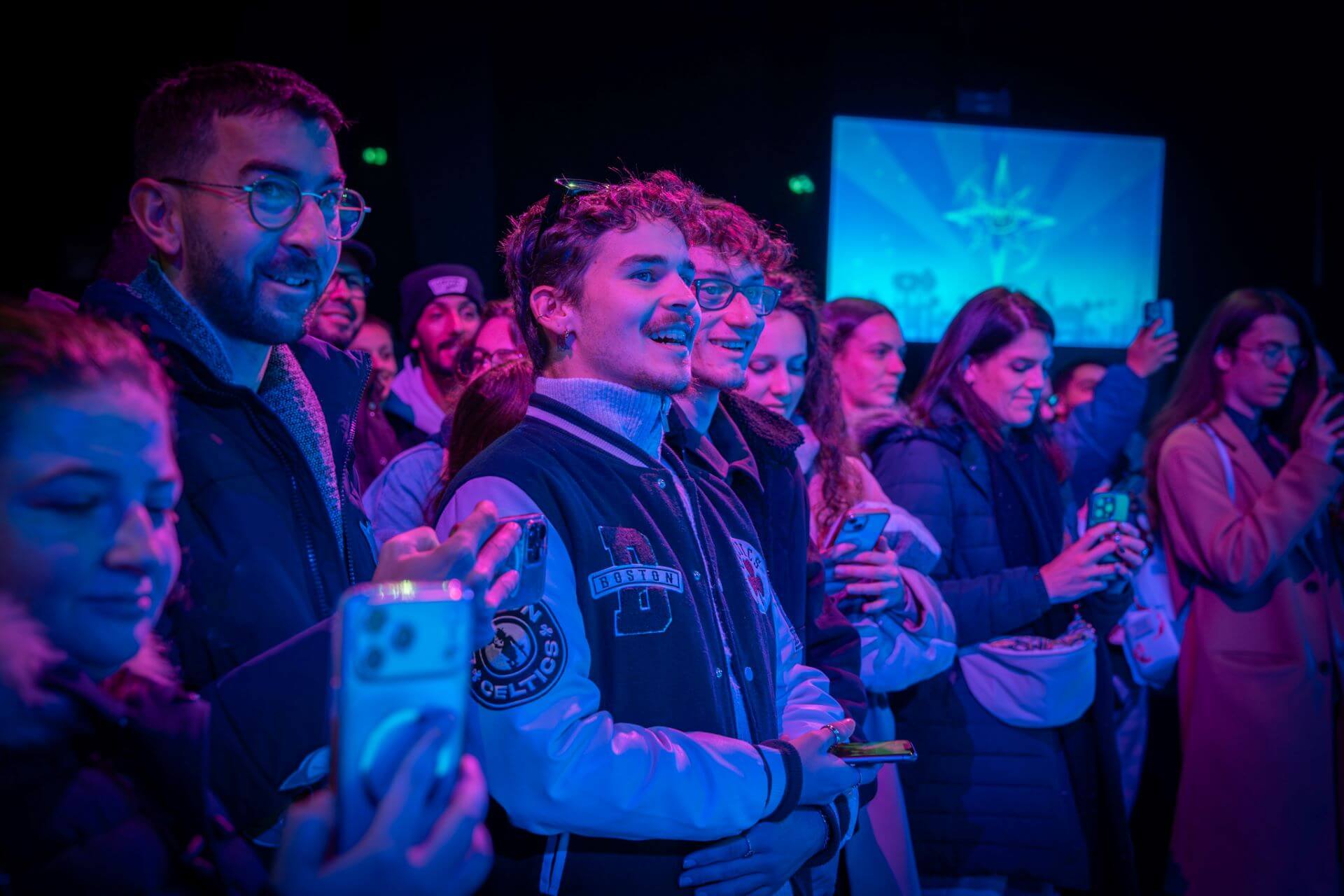 Viele Cast Member warten mit Spannung auf den Beginn der Preview-Veranstaltung