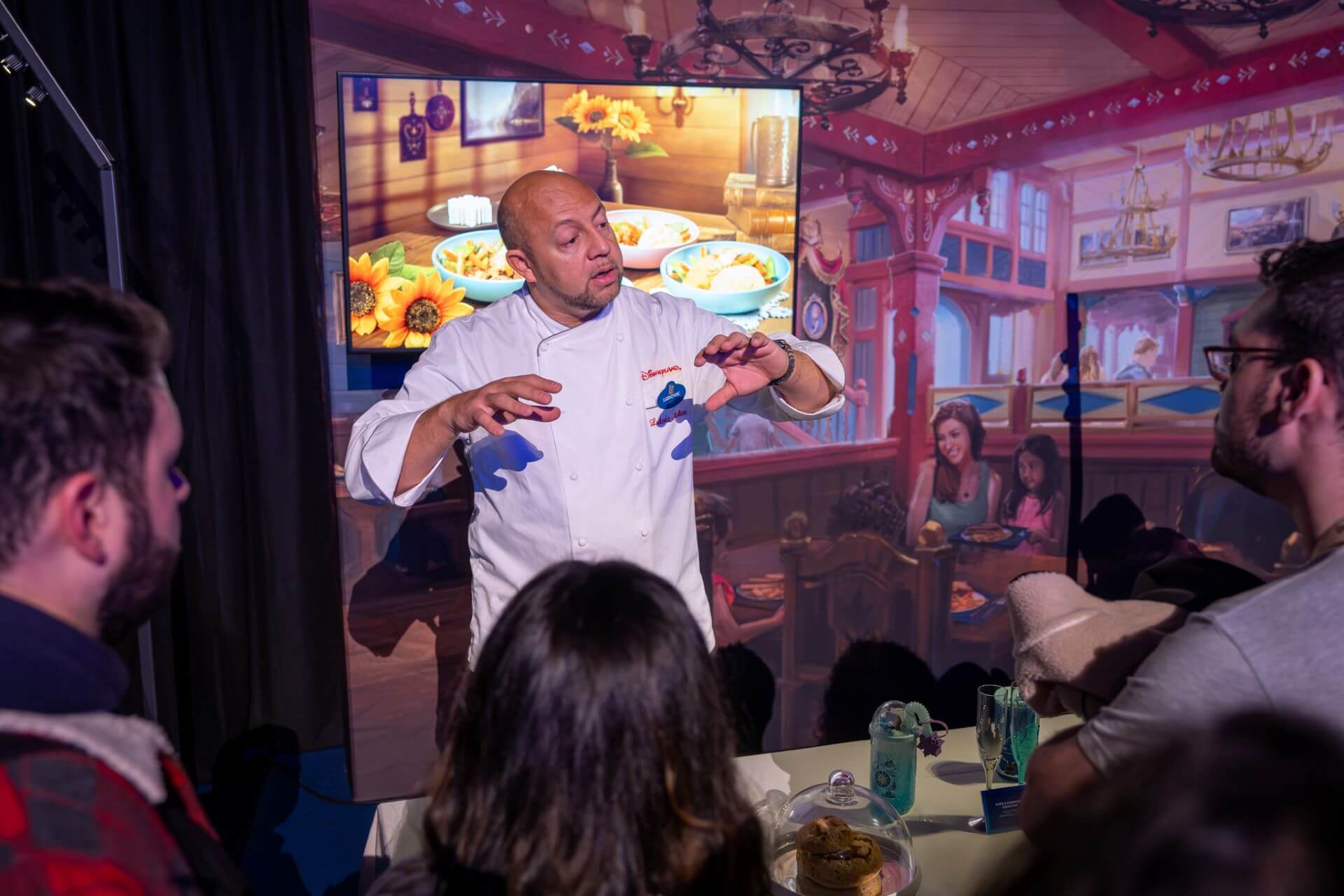 Der Küchenchef erklärt die neuen Menüs im Crowns Tavern