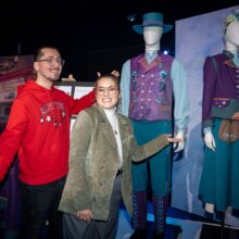 Dorine Hermier und Ihr Arbeitskollege posieren vor den neuen Cast-Member-Kostümen