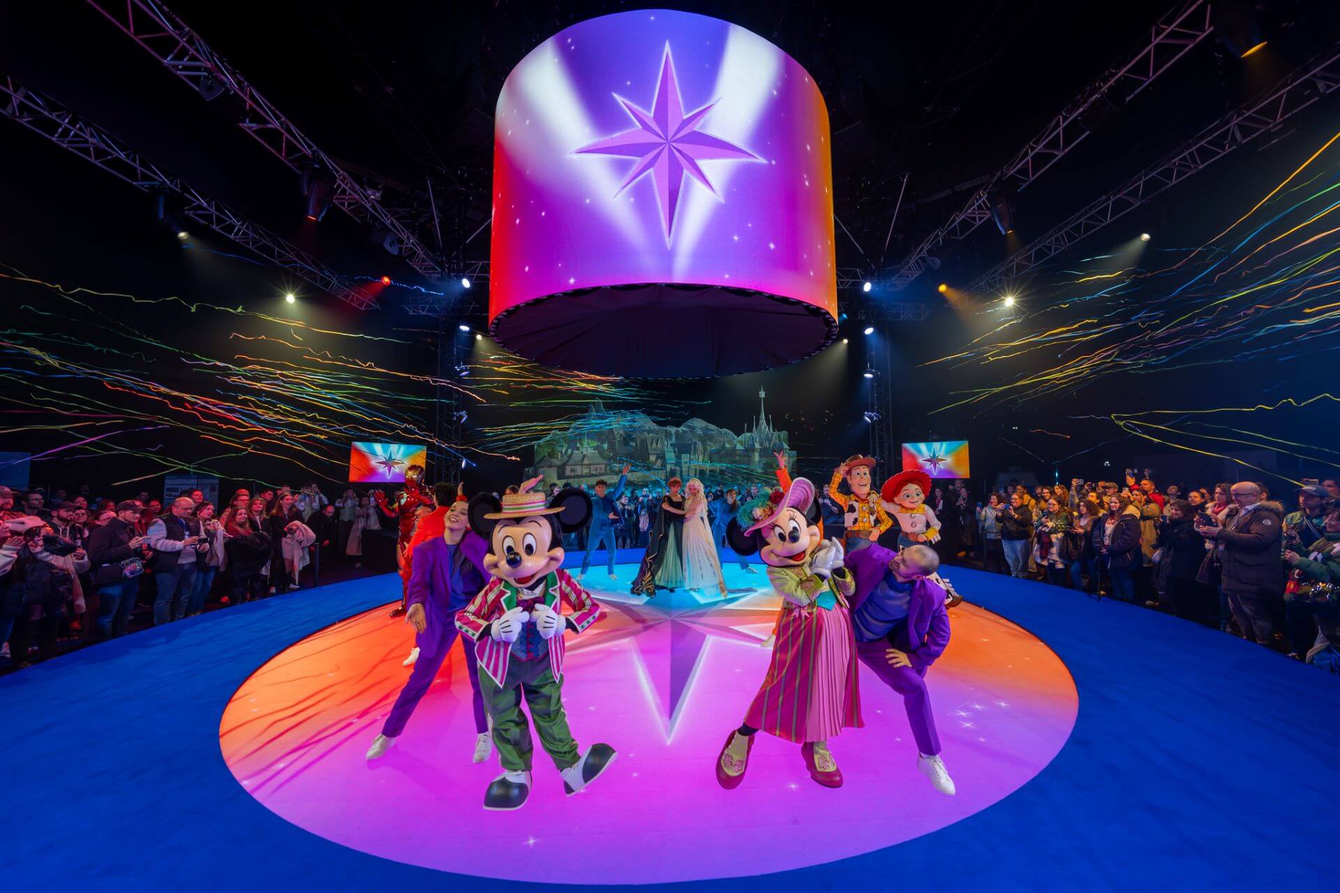 Mickey und Minnie präsentieren ihr neues Outfit für Disney Adventure World