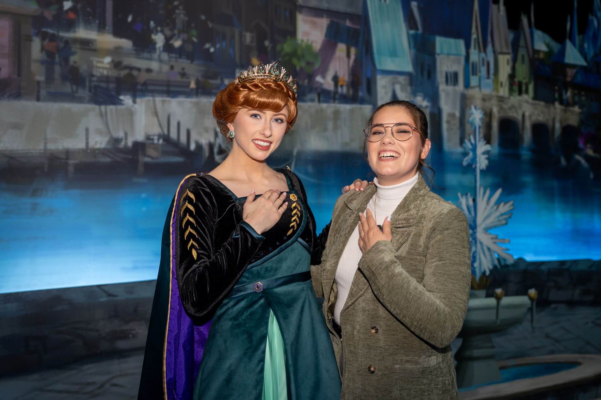 Dorine Hermier mit Anna vor der World of Frozen Kulisse