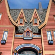 Außenansicht Arendelle Boutique mit ihrem charakteristischen Eingang