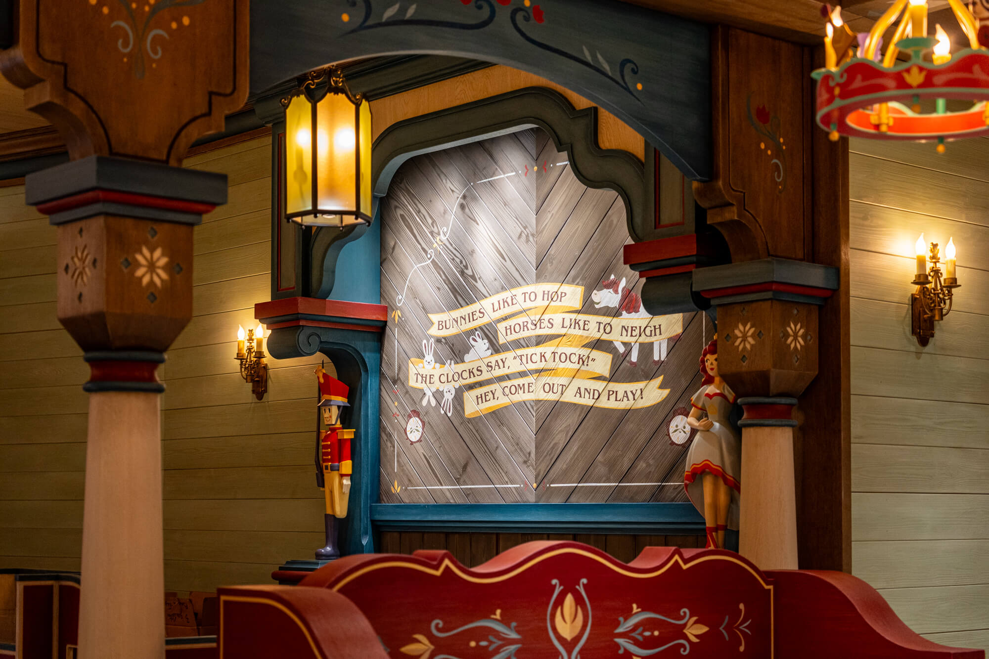 Zu den liebevollen Details in der Arendelle Boutique gehören unter anderem eine Zinnsoldatenfigur als Hommage an Hans Christian Andersen.