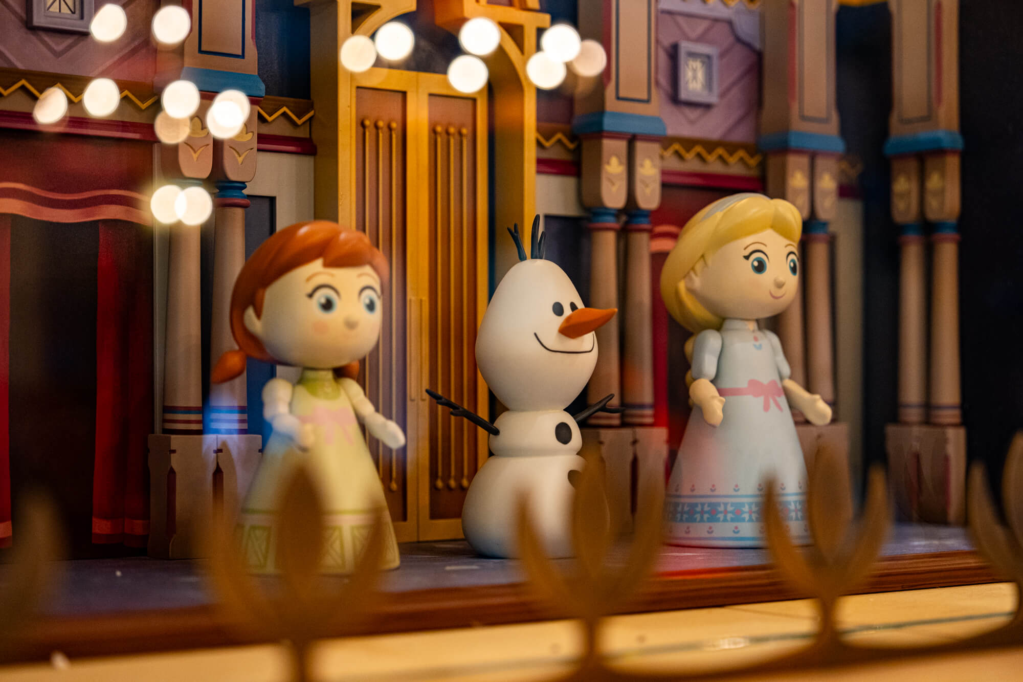 Liebevoll gestalteten Holzfiguren von Anna, Elsa und Olaf