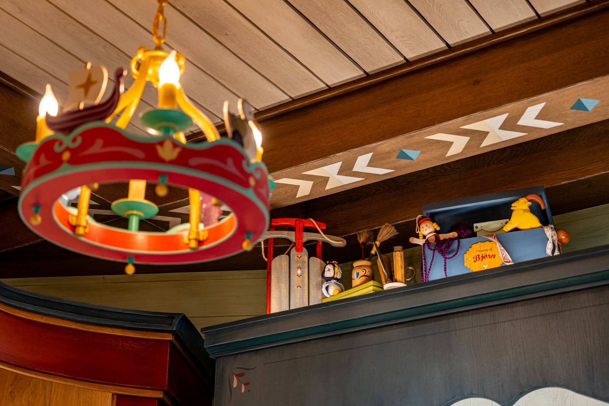 Holzspielzeugen, Truhen, Schlitten und Spieluhren