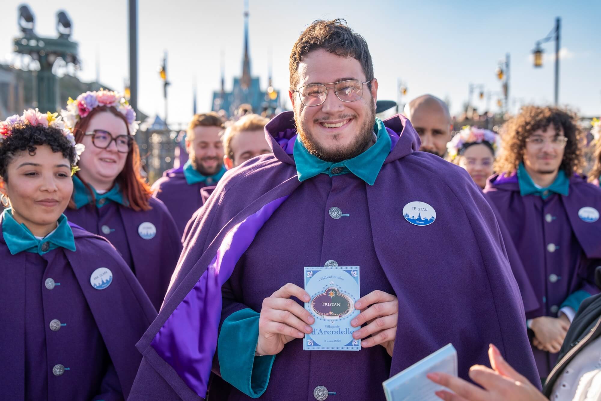 Castmember Tristan erhielt sein neues Name-Tag als Bewohner von Arendelle.
