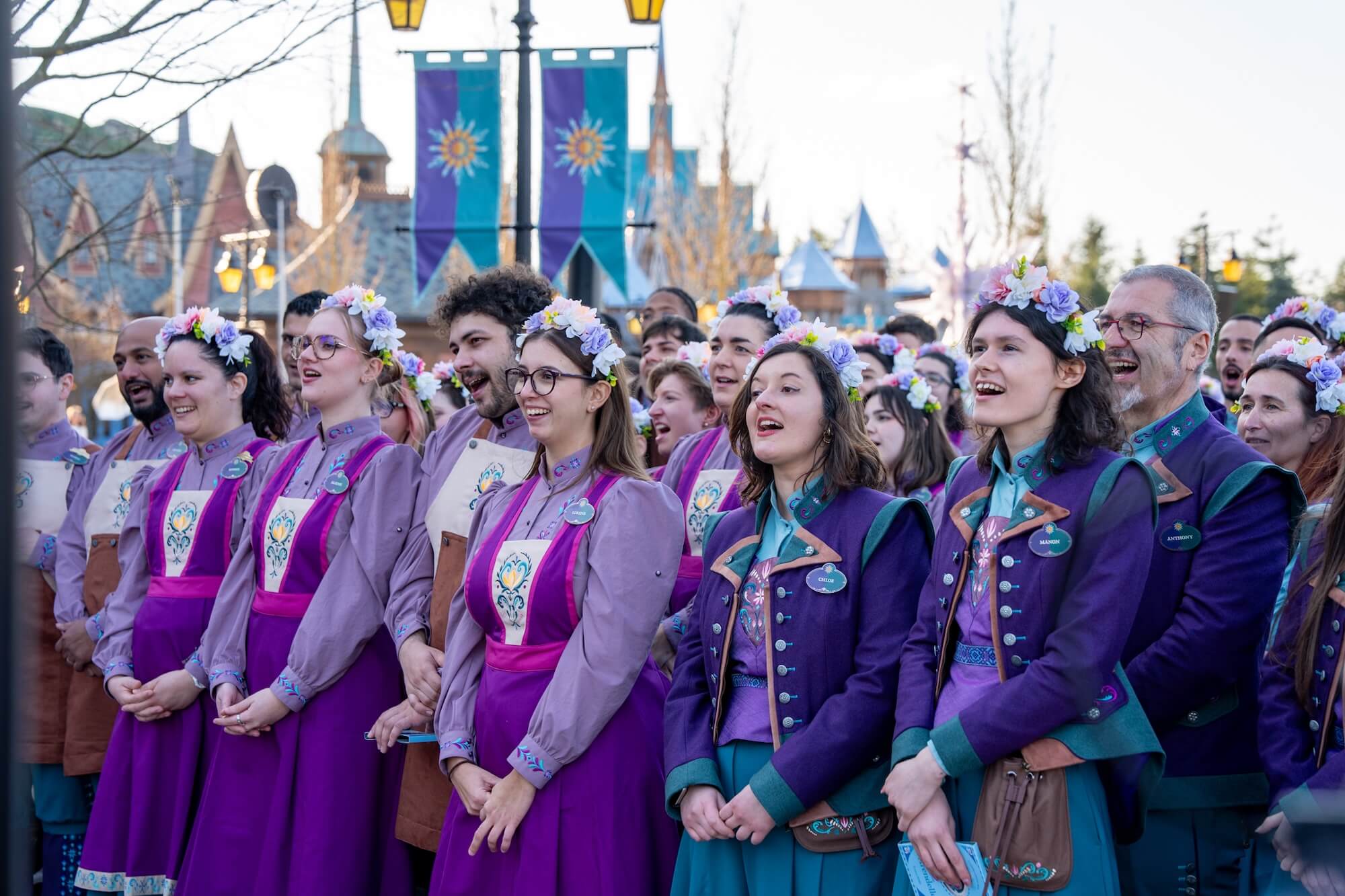 Eine Gruppe von Cast-Membern singt gemeinsam in Arendelle