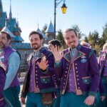 Castmember winken beim Einzug in Arendelle in die Kamera