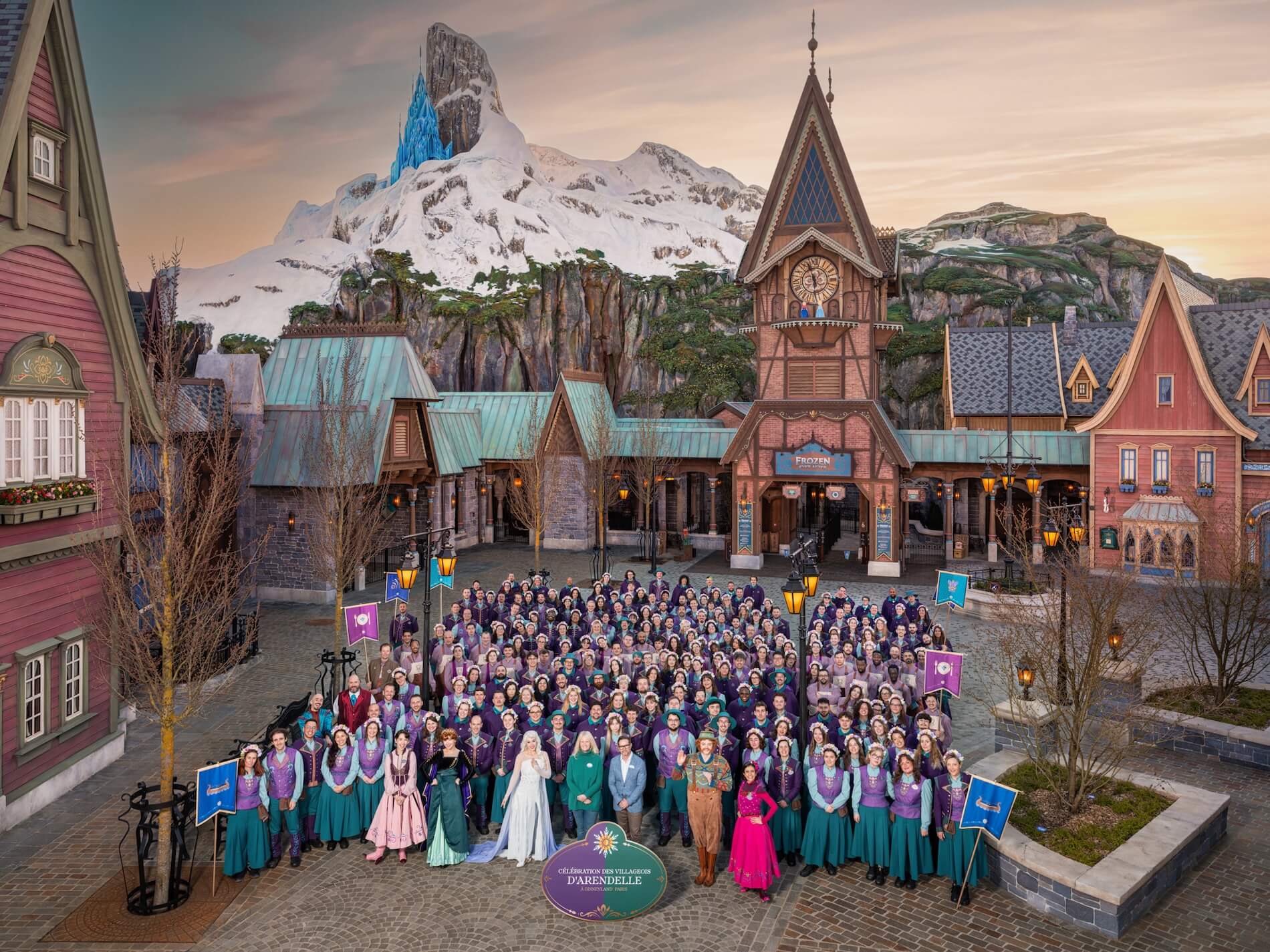 Gruppenfoto der World of Frozen Cast Member in ihren Arbeitsuniformen und Kostümen