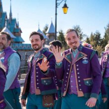 Castmember winken beim Einzug in Arendelle in die Kamera