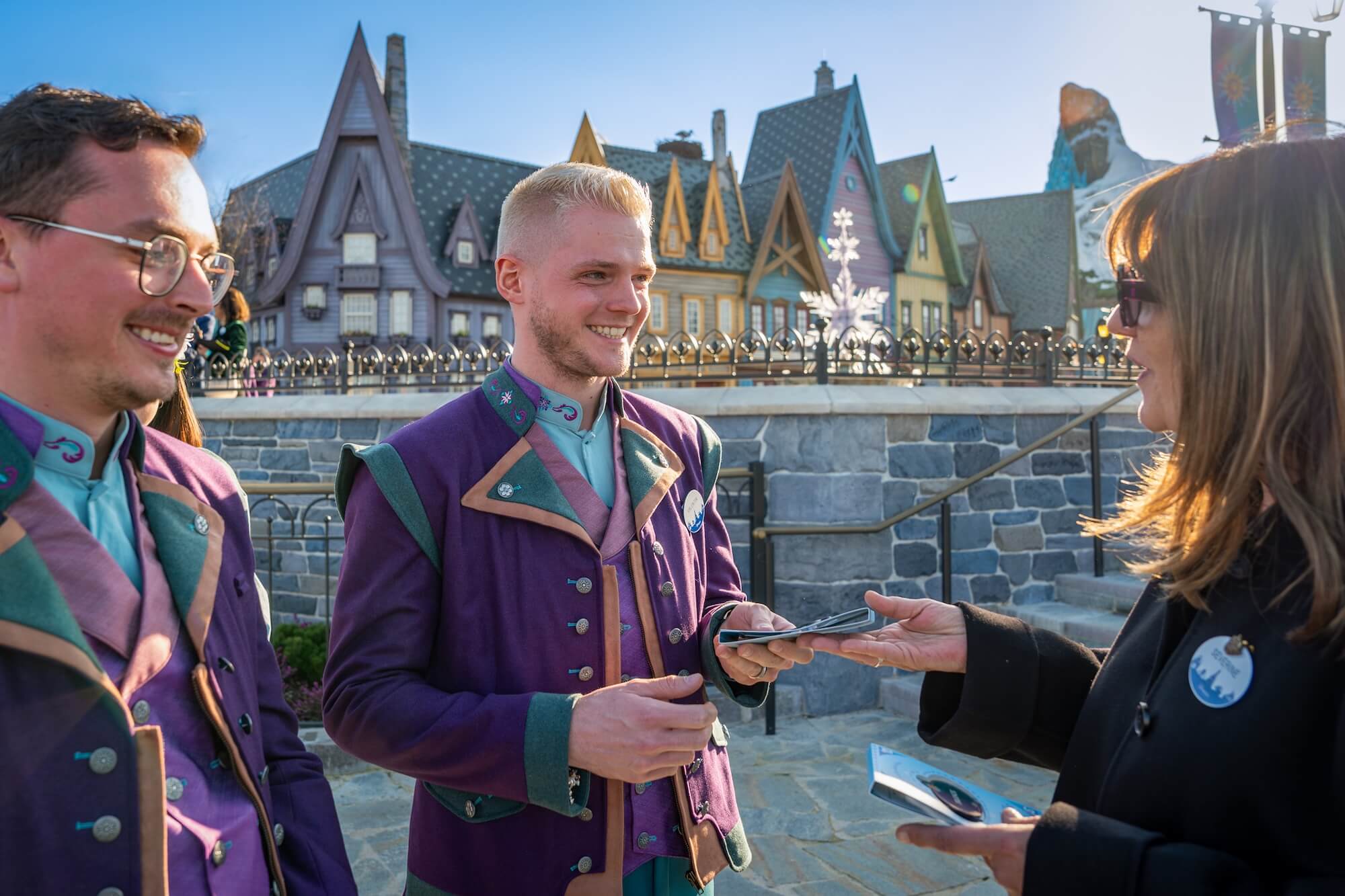 Cast Member der World of Frozen erhalten ihre Namensschilder