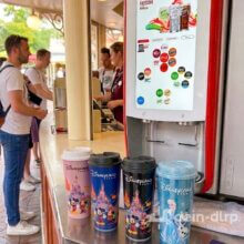 Neue Trinkbecher für das Getränke-Abo in Disneyland Paris. Rosa, Blau und Schwarz mit Mickey und Minnie vor dem Schloss und eine Frozen Special Edition mit Elsa