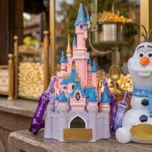 Zwei Popcornbecher: links im Design von Sleeping Beauty Castle, rechts Olaf