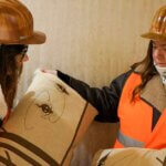Imagineers werfen einen prüfenden Blick auf die neuen Kissen-Designs der Sequoia Lodge Zimmer