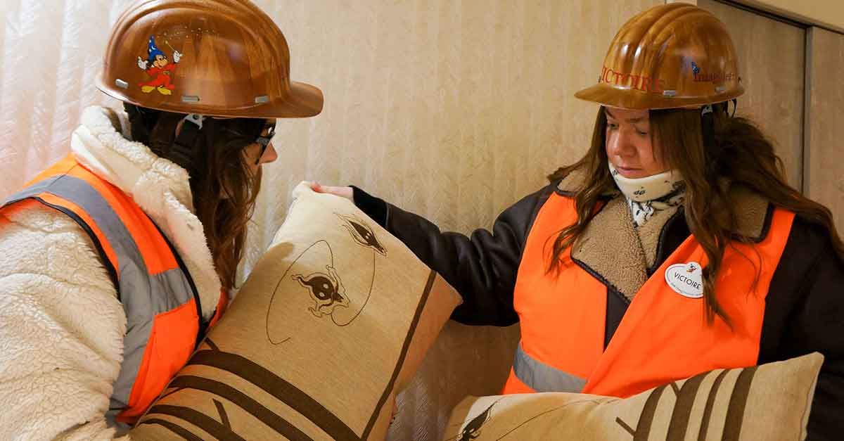 Imagineers werfen einen prüfenden Blick auf die neuen Kissen-Designs der Sequoia Lodge Zimmer