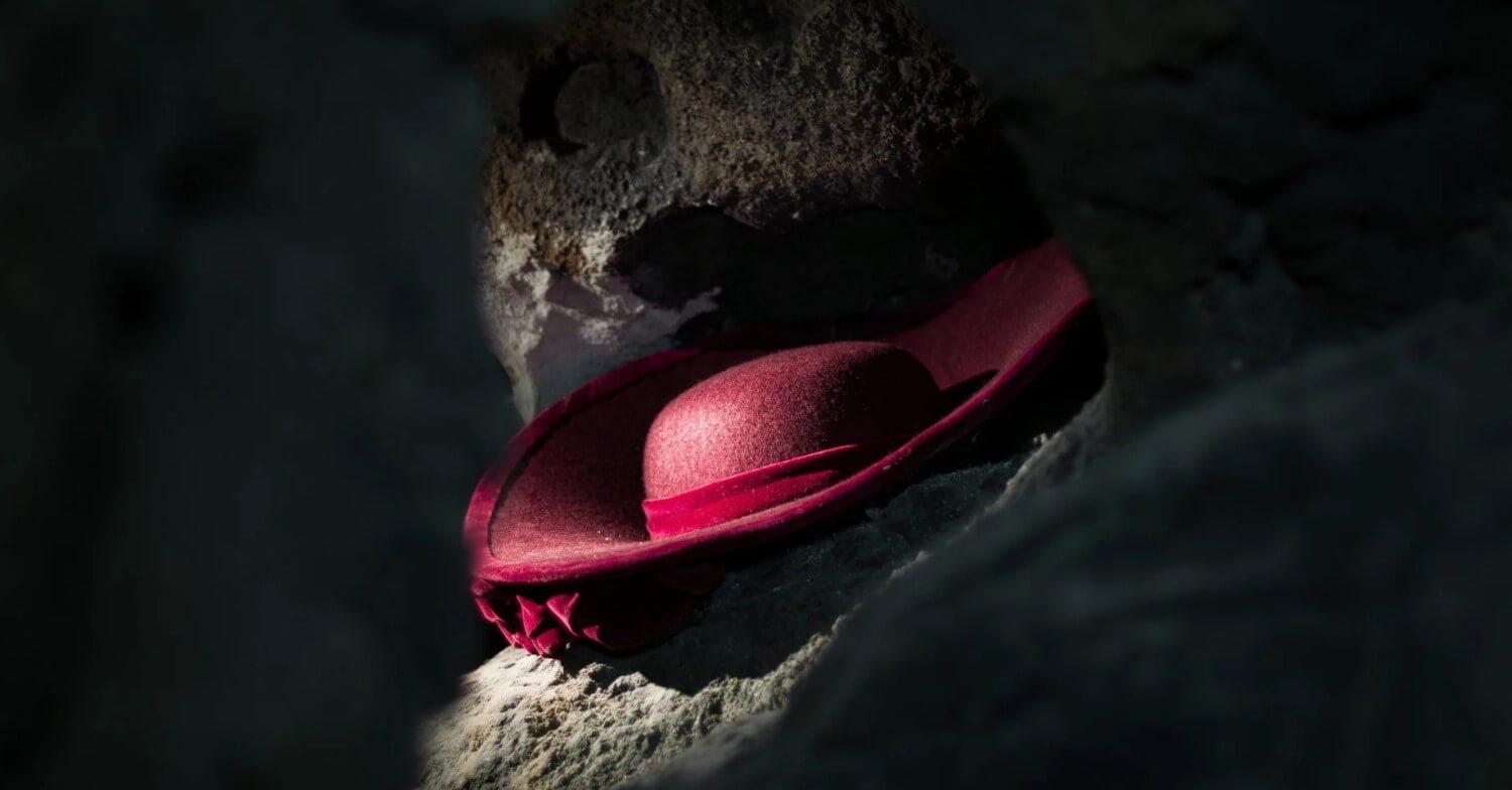 Roter Piratenhut in einer Felsnische