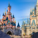 Christophe Murphy vor dem Sleeping Beauty Castle und Joe Schott vor Cinderella Castle - die neuen Chefs von Disneyland Paris und Walt Disney World